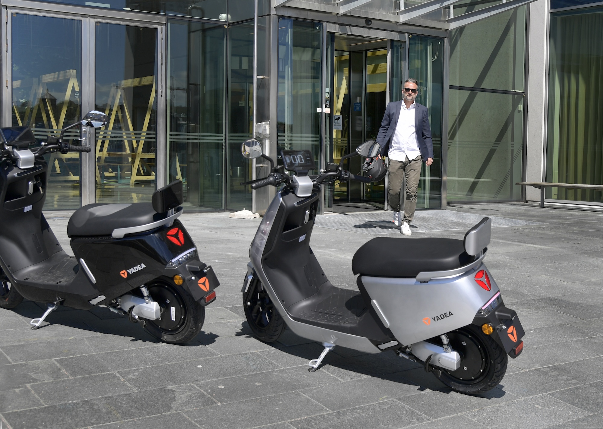 Yadea G5 Elmoped tar dig snabbt och bekvämt till skolan