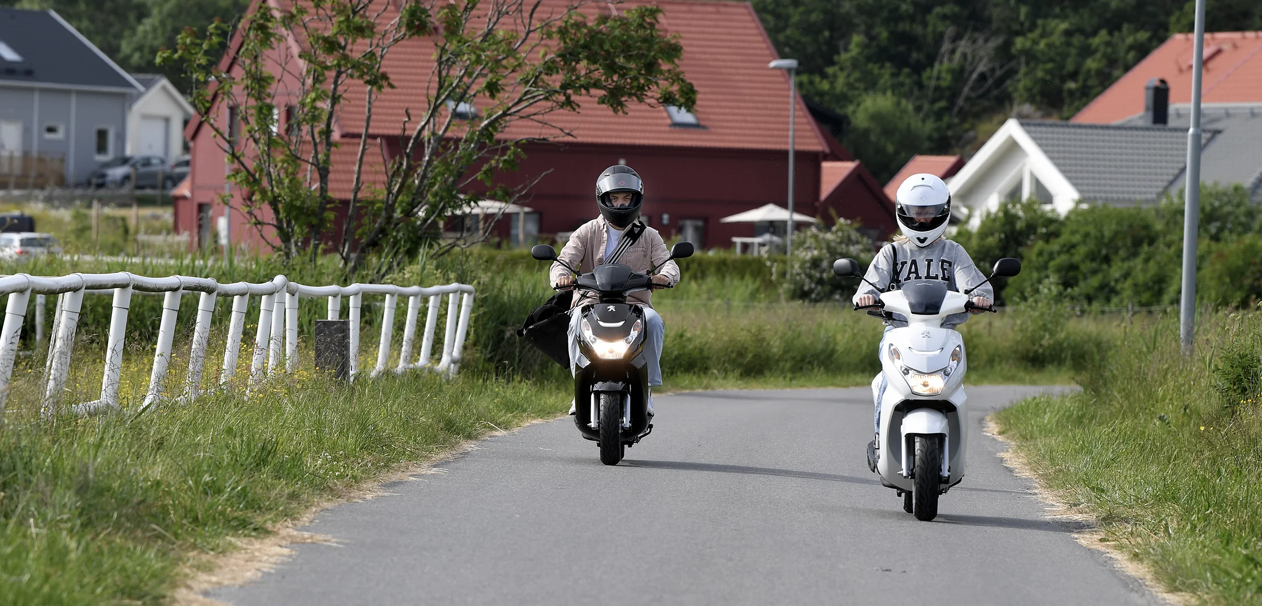 Peugeot mopeder ute på vägarna