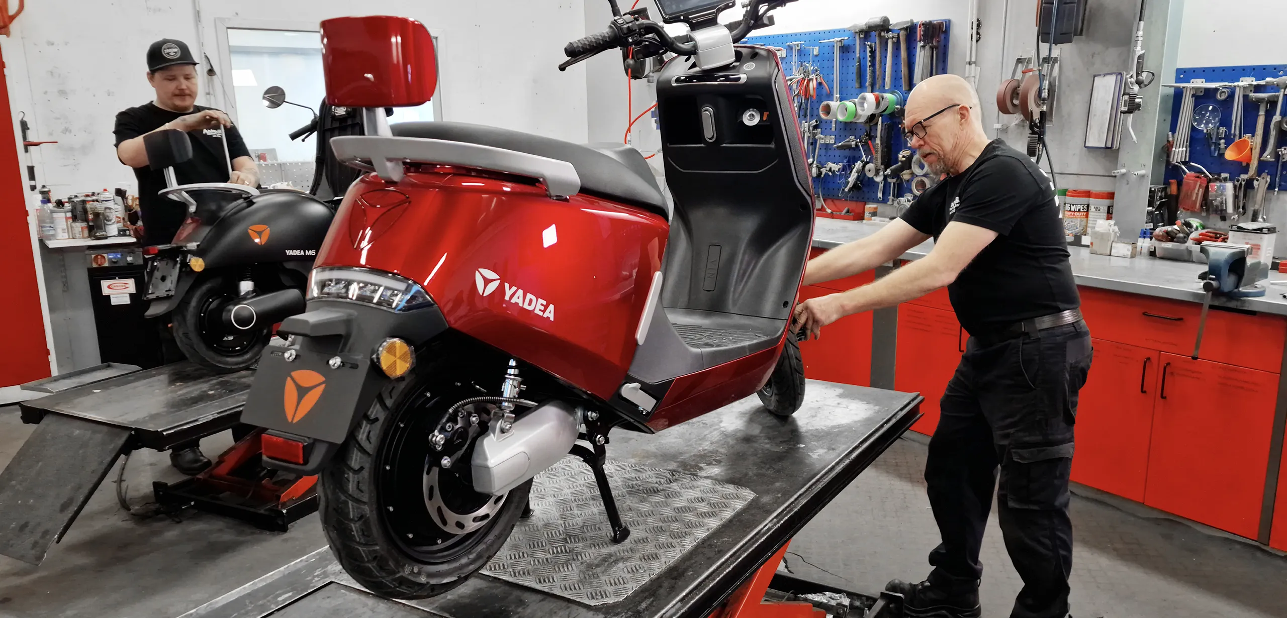 Service i verkstad på Yadea mopeder